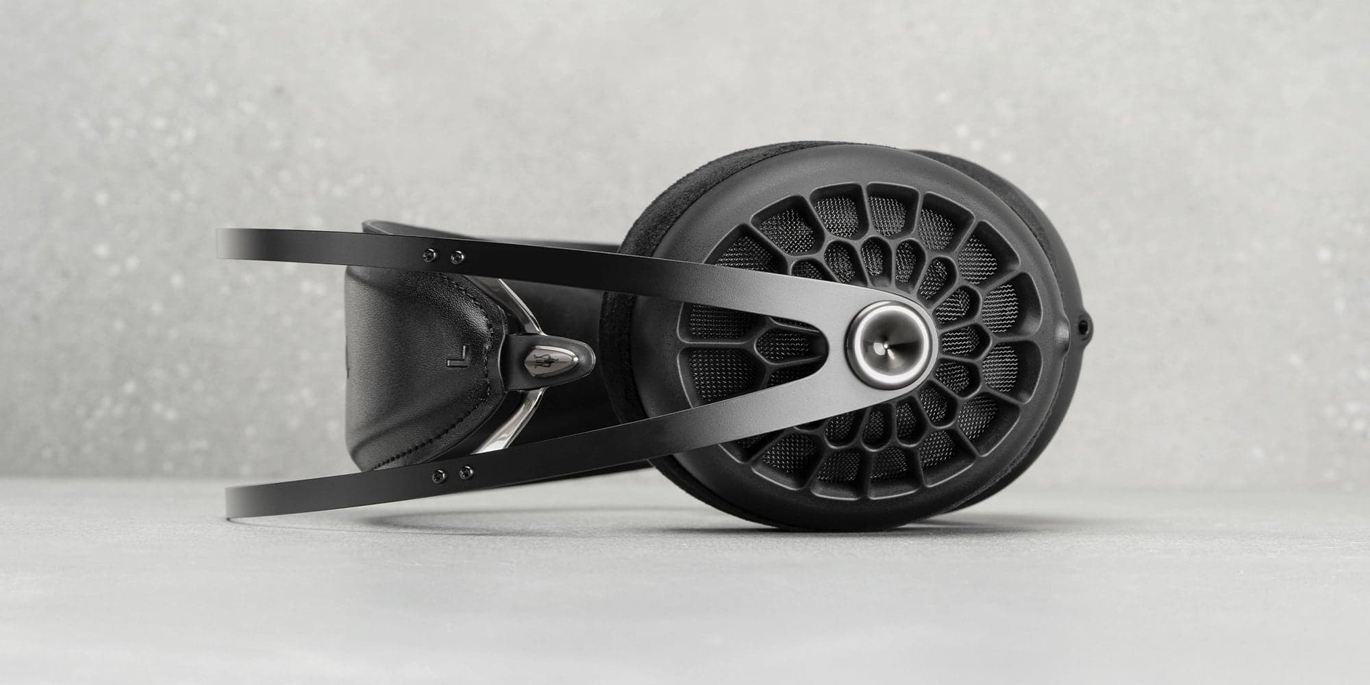 105 AER in Black and gunmetal