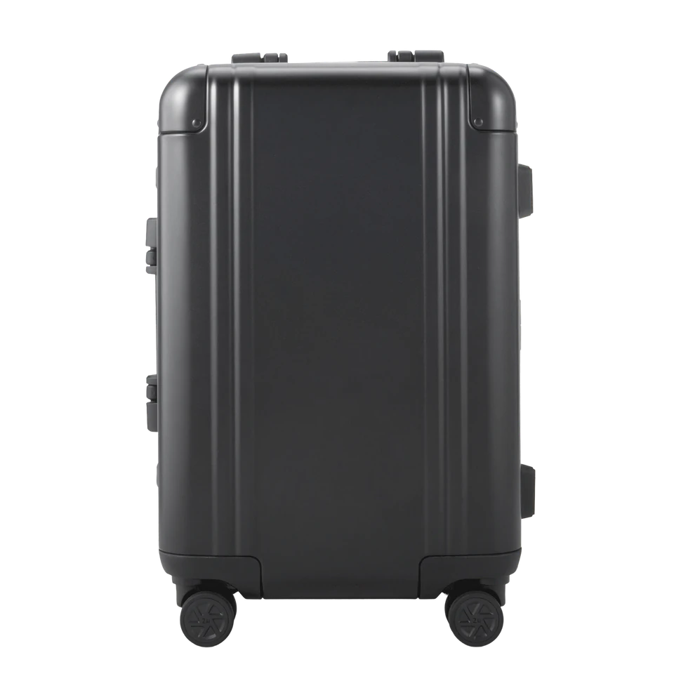 Classic Aluminum 3.0 International Carry-on 33L in Black